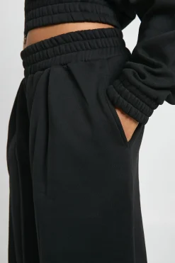 Jogger taille haute à détails plissés et jambe droite