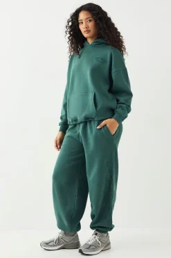 Jogging DSGN Studio Sport Training Club Coupe Oversize avec Chevilles Resserrées