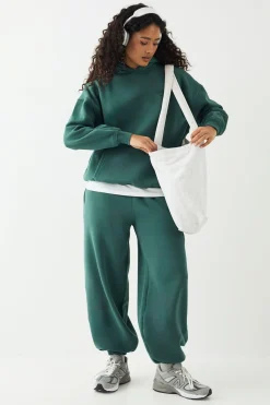 Jogging DSGN Studio Sport Training Club Coupe Oversize avec Chevilles Resserrées