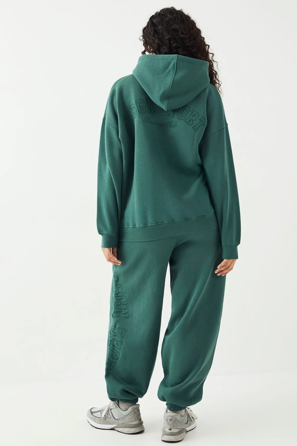 Jogging DSGN Studio Sport Training Club Coupe Oversize avec Chevilles Resserrées