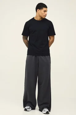 boohooMAN Jogging À Jambes Extra Larges En Molleton Bouclé Avec Broderie Script "MAN" Et Ourlet Brut<Homme Jogging|Tout Afficher