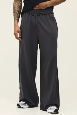 boohooMAN Jogging À Jambes Extra Larges En Molleton Bouclé Avec Broderie Script 