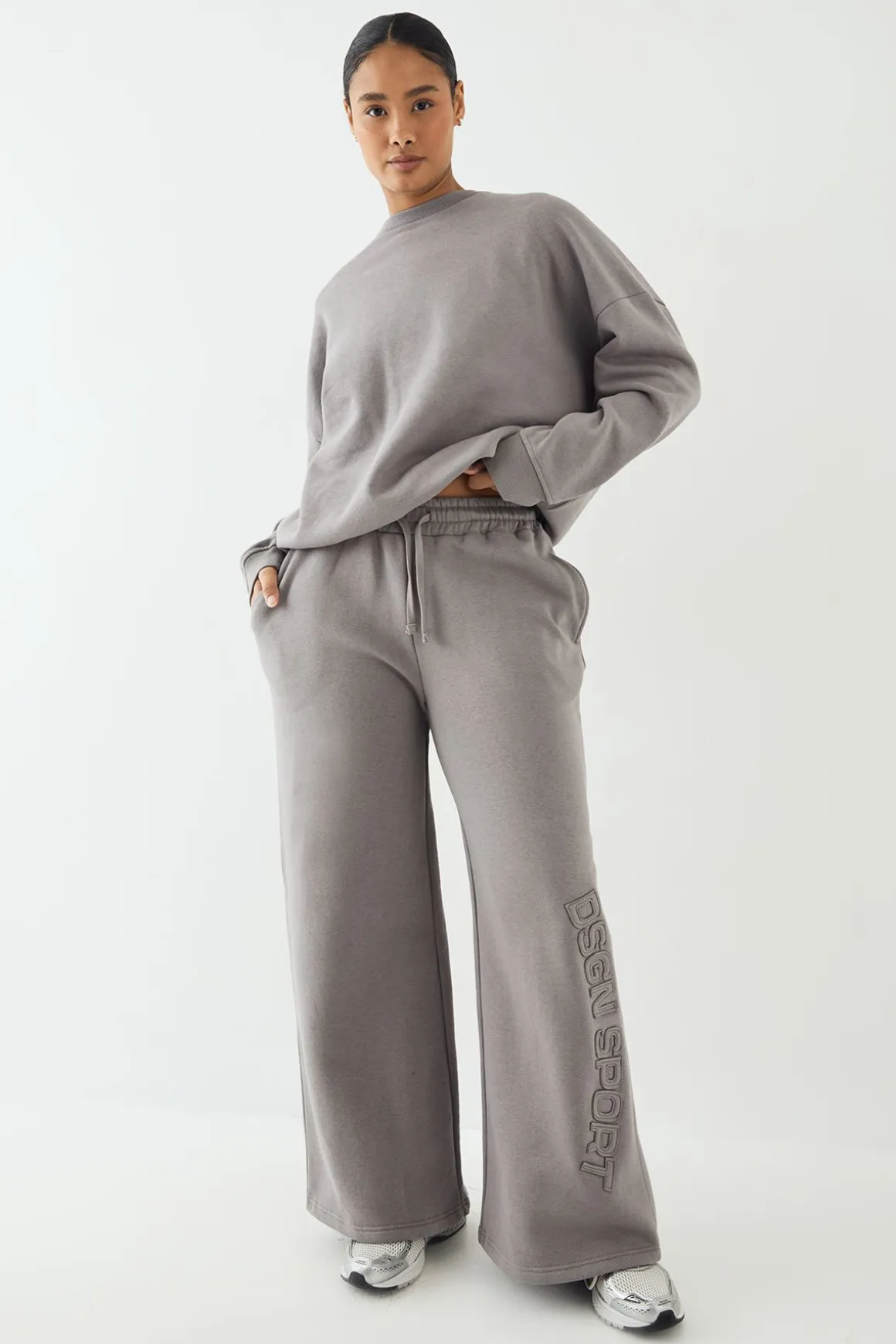 Jogging Large DSGN Studio avec Appliqué en Tissu Assorti