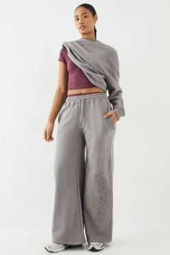 Jogging Large DSGN Studio avec Appliqué en Tissu Assorti