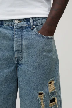 Jorts bleu déchirés à coupe régulière avec ourlet tombé