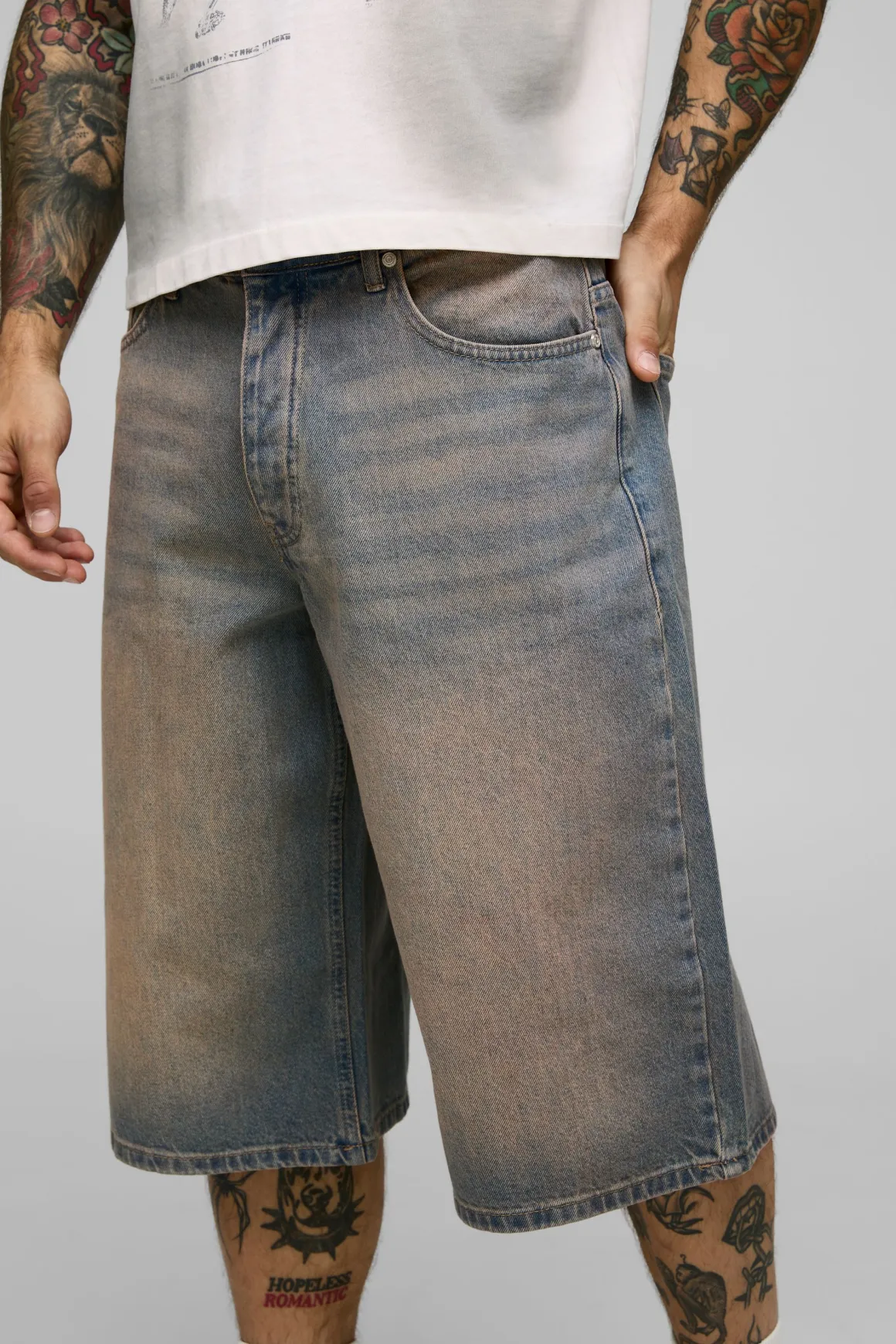 Jorts en denim délavé à coupe longue