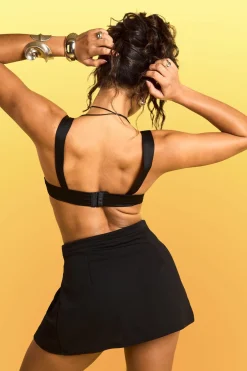 Jupe de tennis en crêpe plissée à détail de boucle