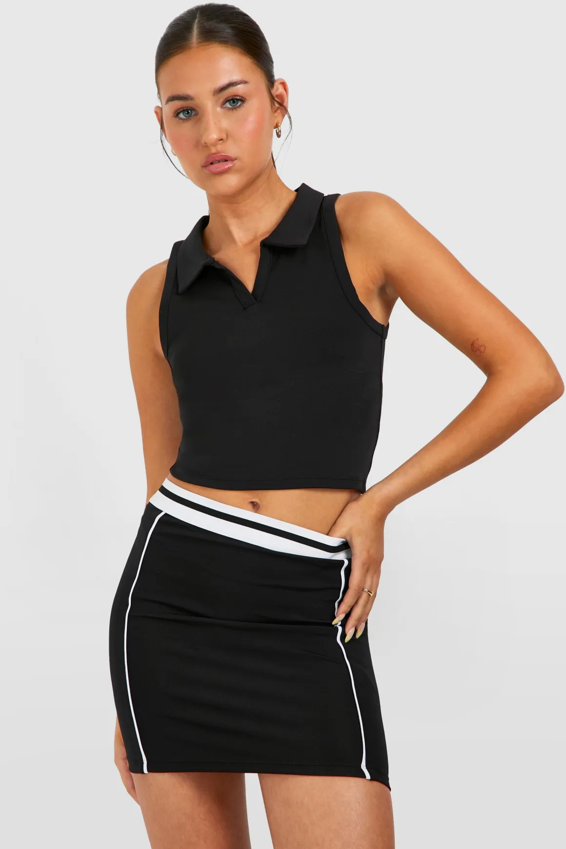 Jupe en tissu technique avec ceinture contrastée et passepoil
