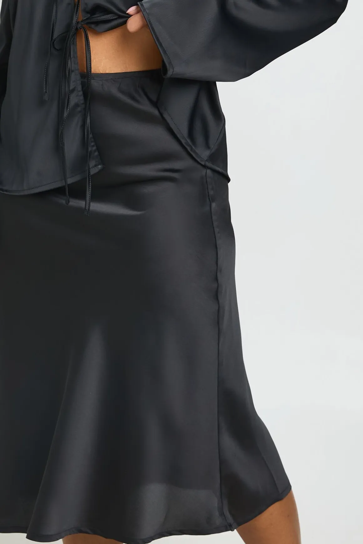 Jupe Midaxi Satin à Coupe Biais pour les Formes