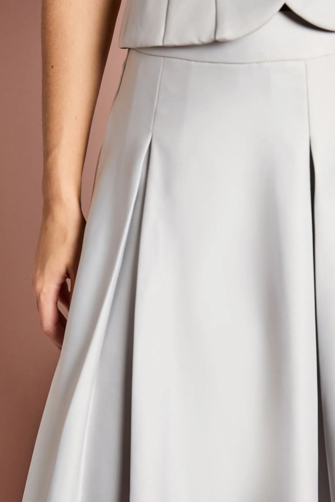 Jupe Midi Évasée en Satin à Plis Devant