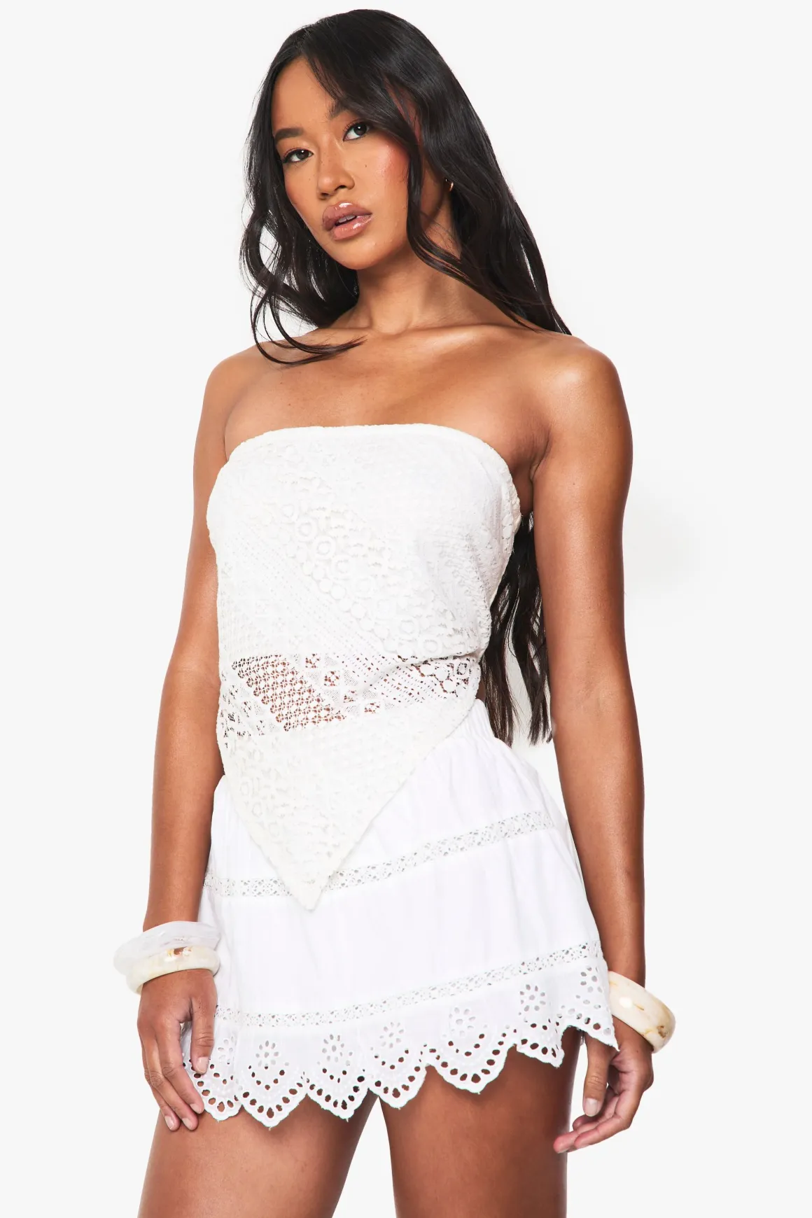 Jupe mini avec insert de dentelle et broderie à l’ourlet