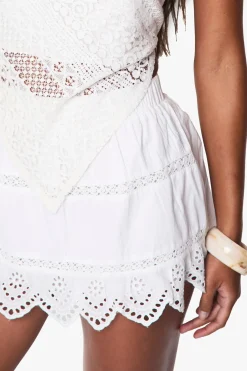 Jupe mini avec insert de dentelle et broderie à l’ourlet