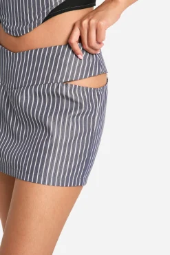 Jupe mini droite à fines rayures et découpe latérale