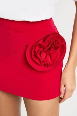 Jupe mini en crêpe twist à détails roses