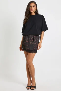 Jupe mini en satin avec bordure en dentelle léopard