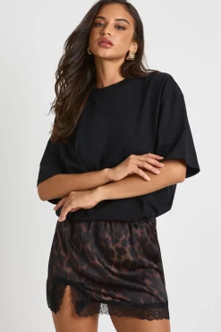 Jupe mini en satin avec bordure en dentelle léopard