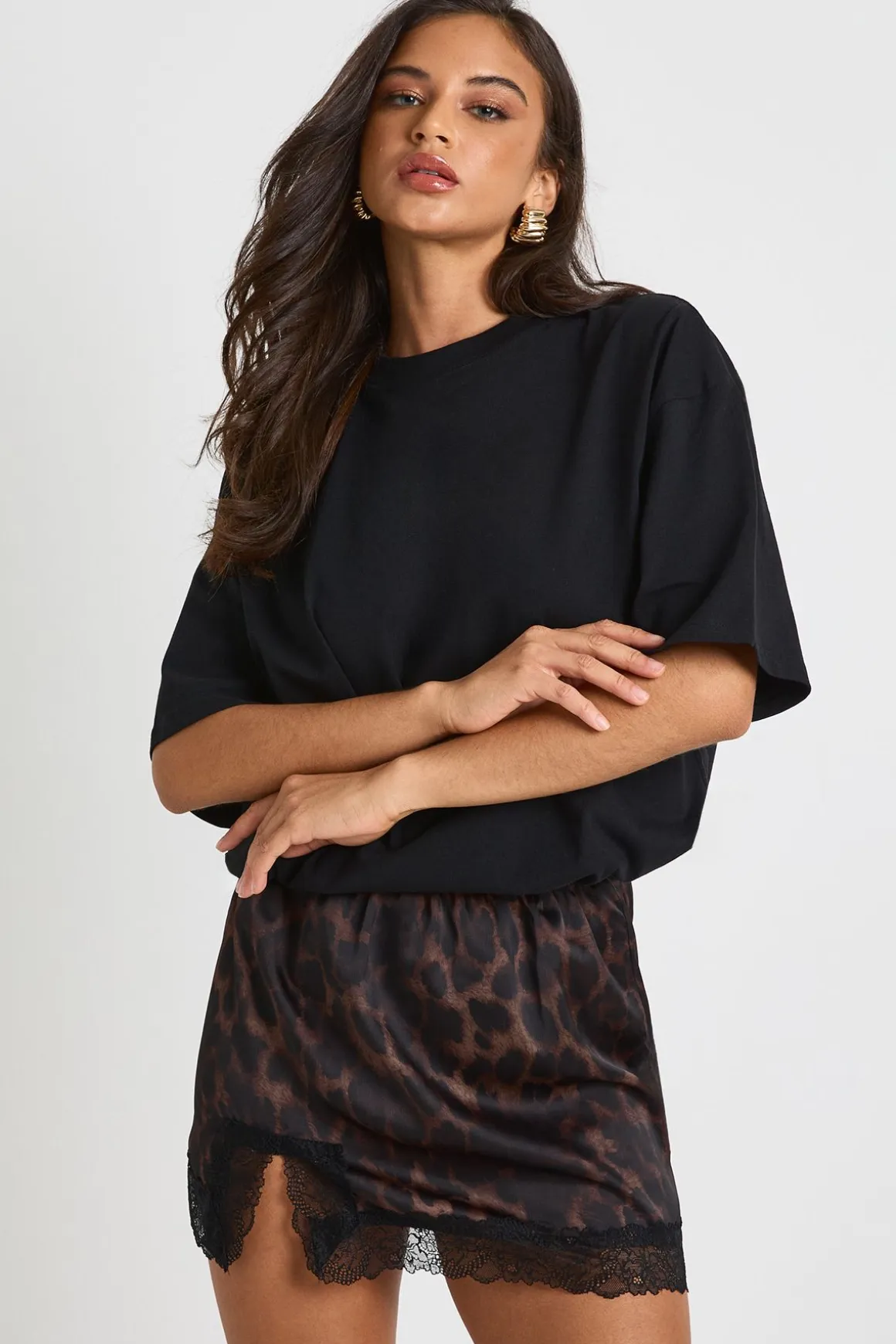 Jupe mini en satin avec bordure en dentelle léopard