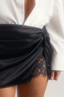 Jupe mini en satin avec insert en dentelle