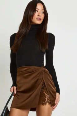 Jupe mini en satin avec insert de dentelle à taille haute