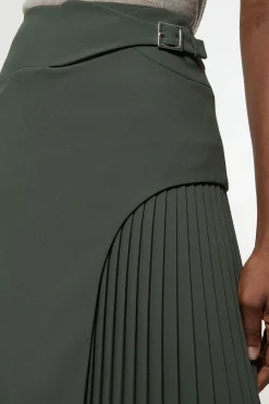 Jupe Mini Plissée Ajustée avec Détail Boucle