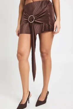 Jupe mini plissée taille mi-haute drapée avec garniture à anneaux