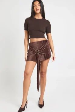 Jupe mini plissée taille mi-haute drapée avec garniture à anneaux
