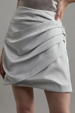 Jupe mini structurée en viscose satinée, taillée et froncée