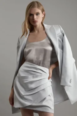 Jupe mini structurée en viscose satinée, taillée et froncée