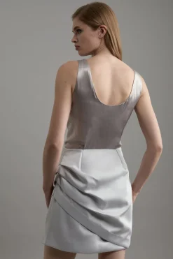 Jupe mini structurée en viscose satinée, taillée et froncée