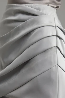 Jupe mini structurée en viscose satinée, taillée et froncée