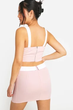 Jupe mini à taille contrastante avec détails floraux