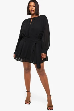 boohoo Jupe patineuse Plus en chiffon avec détail noué à l'avant et ourlet à volants<Femme Robes Patineuses|Robes À Manches Longues