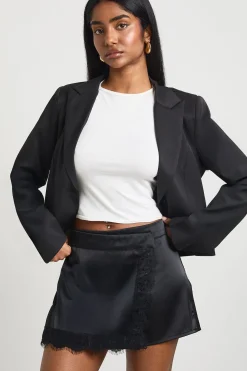 Jupe-short En Satin Avec Bordure En Dentelle