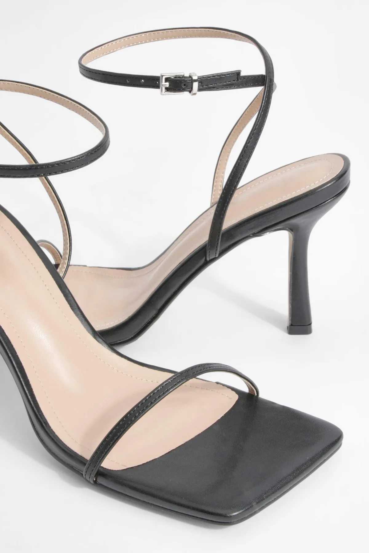 boohoo Large Fit, Bride Fine, Bout Carré, À peine visible< Chaussures Festives|Chaussures À Talons