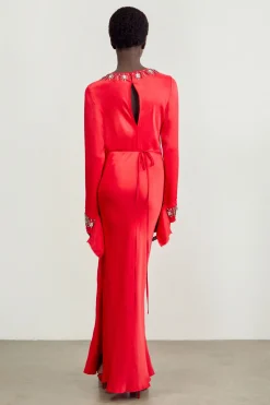 La robe maxi portefeuille en satin à bord brut ornée de cristaux The Founder