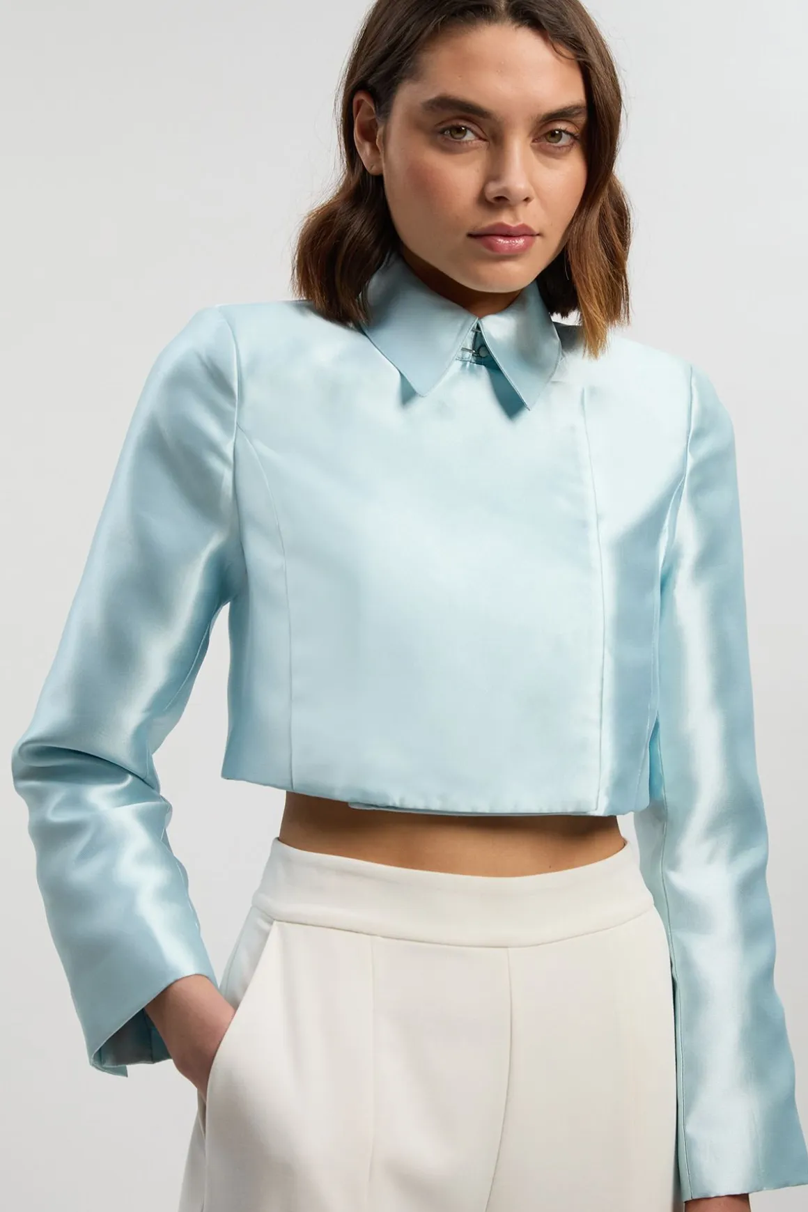La veste ajustée cropped wrap en satin twill The Founder