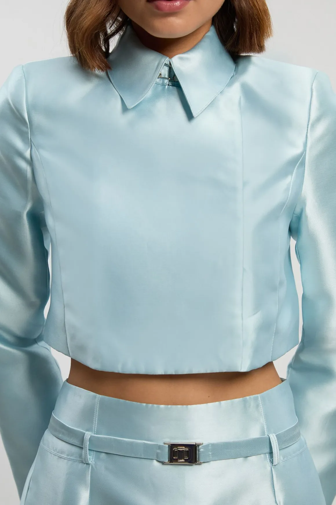 La veste ajustée cropped wrap en satin twill The Founder