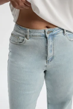 Le Jean Ample à Jambe Droite Grande Taille