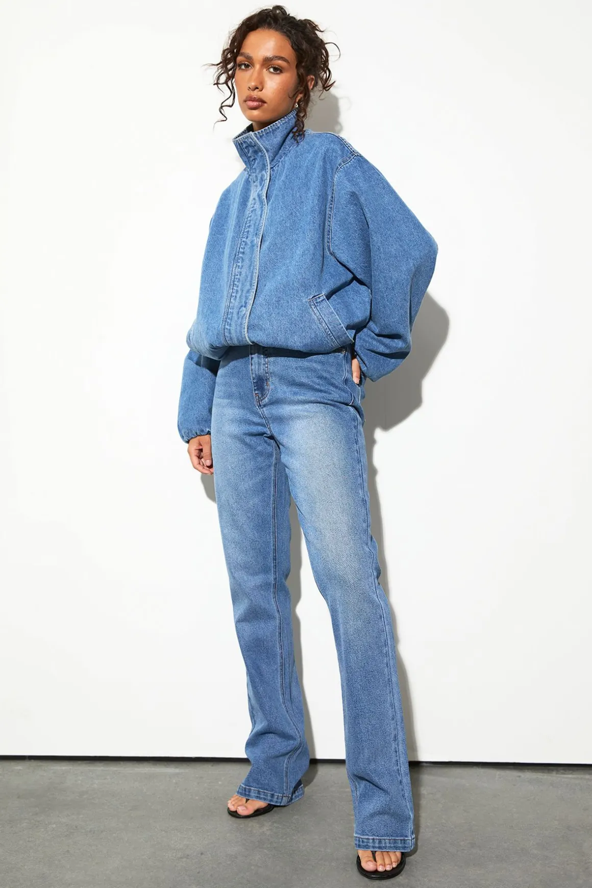 Le Jean Bootcut Évasé Taille Mi-haute Coupe Longue
