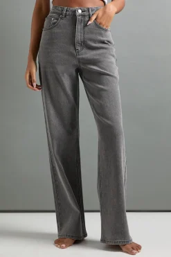 Le jean pour grandes personnes à taille haute et jambe droite
