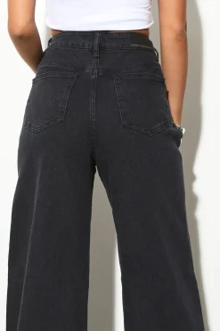 Le jean pour grandes tailles à taille mi-haute et jambes larges