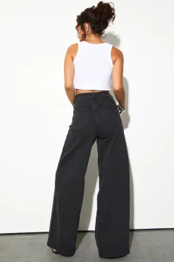 Le jean pour grandes tailles à taille mi-haute et jambes larges
