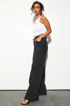 Le jean pour grandes tailles à taille mi-haute et jambes larges
