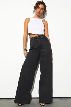 Le jean pour grandes tailles à taille mi-haute et jambes larges