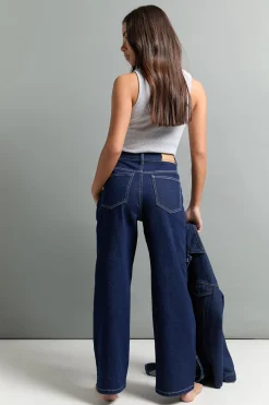 Le jean à taille haute et jambe droite version petite
