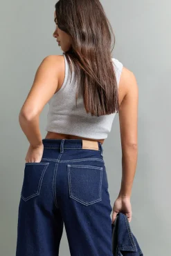 Le jean à taille haute et jambe droite version petite