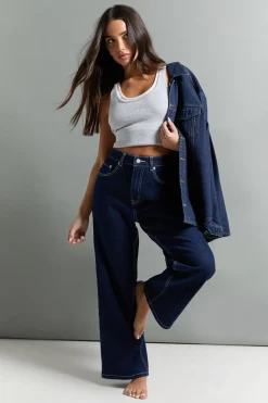 Le jean à taille haute et jambe droite version petite