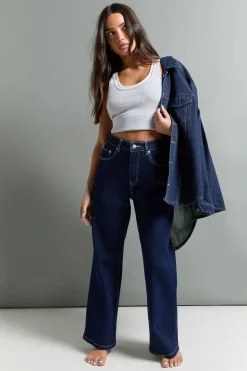 Le jean à taille haute et jambe droite version petite