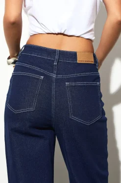 Le jean taille haute à jambe droite