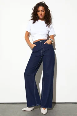 Le jean taille haute à jambe droite